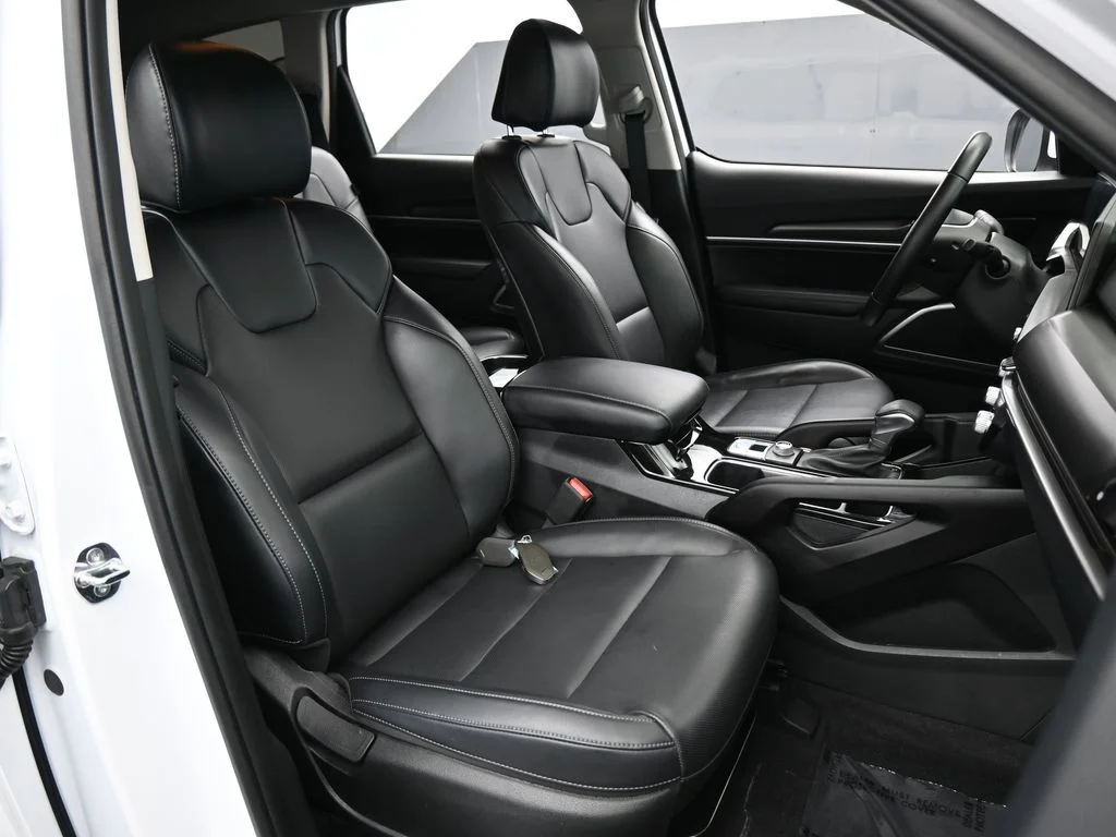 Used 2025 Glacial White Pearl Kia LX image 47