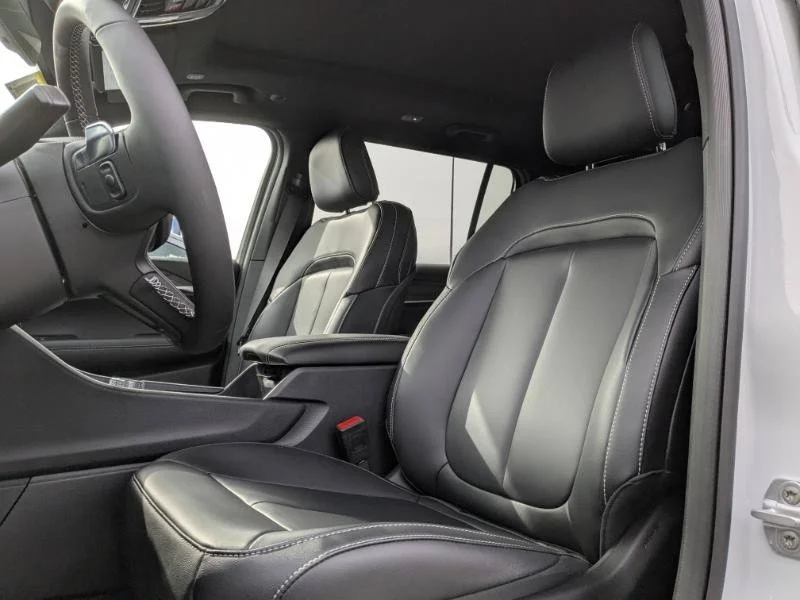 New 2025 White Jeep Limited - - 4x4 - Second row heated seats - Dual Pano Sunroof - Int FAM CAM & More! image 12
