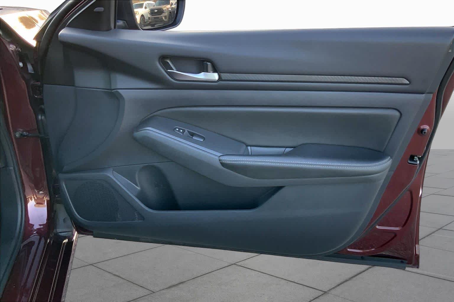 Used 2025 Garnet Pearl Metallic Nissan SV image 21