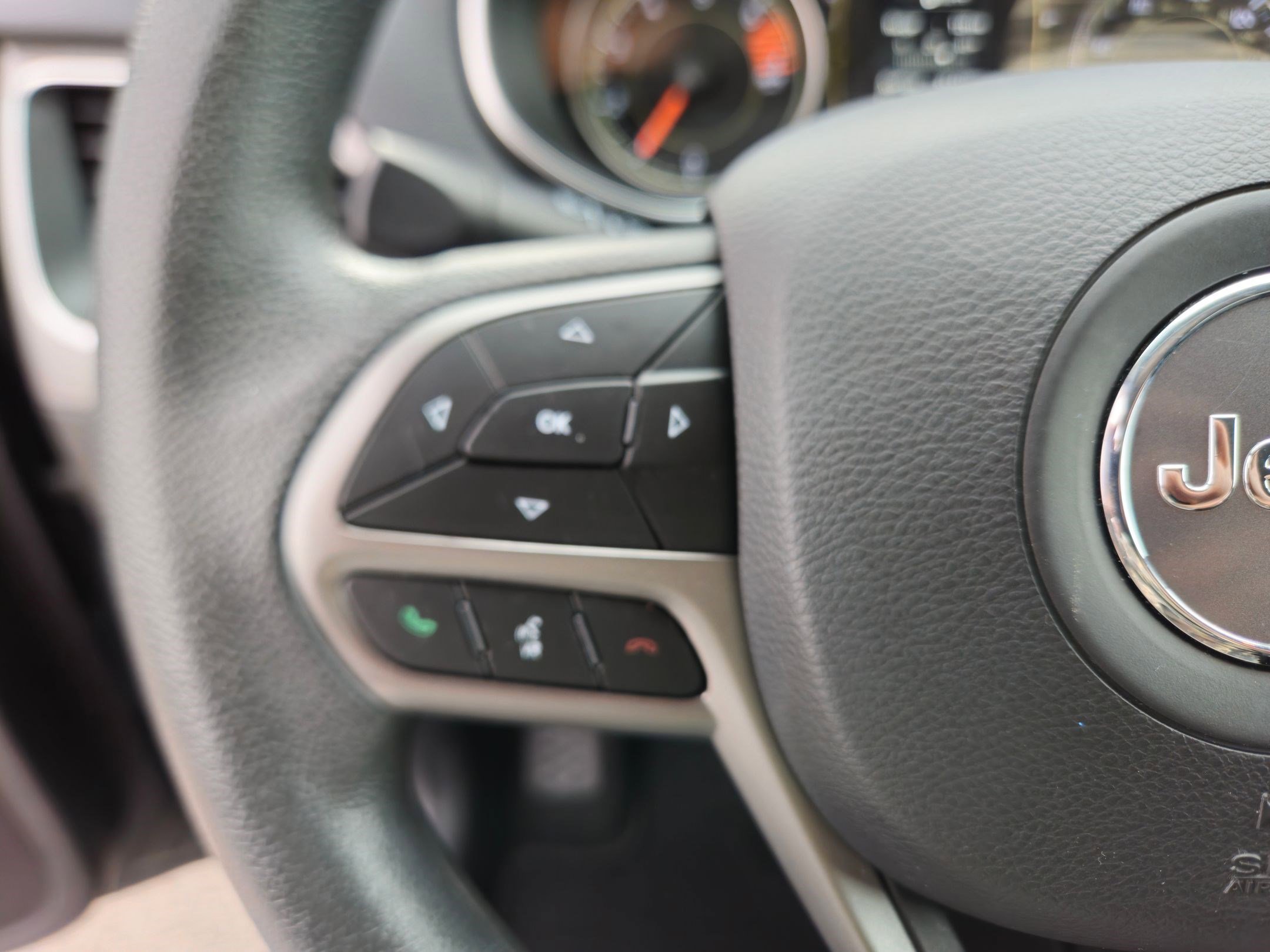 Used 2020 Diamond Black Crystal Pearlcoat Jeep Latitude image 17