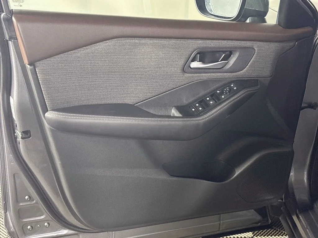 Used 2023 Gray Nissan SV image 10