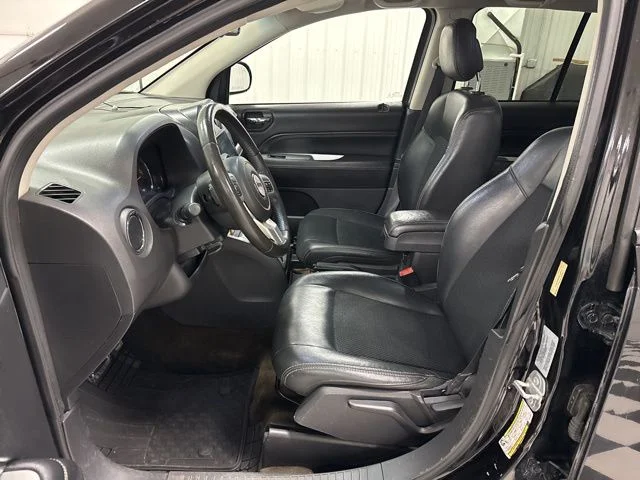 Used 2017 Black Jeep Latitude image 6