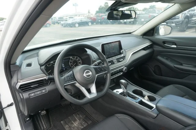 Used 2025 WHITE Nissan SV image 14