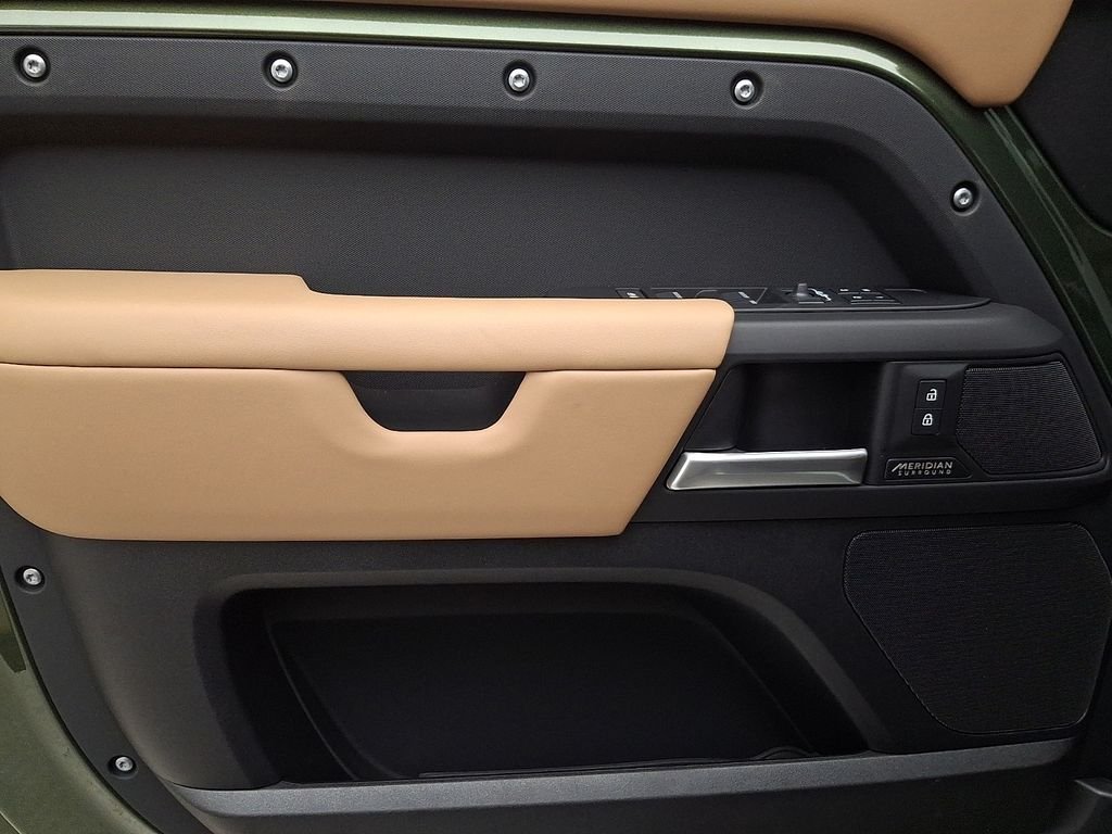 New 2026 Woolstone Green Land Rover X-Dynamic SE image 8
