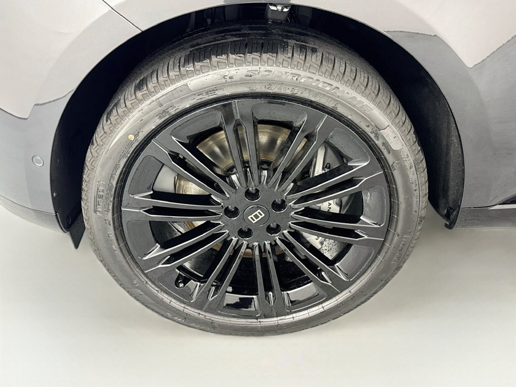 New 2027 Carpathian Grey Land Rover SE image 32