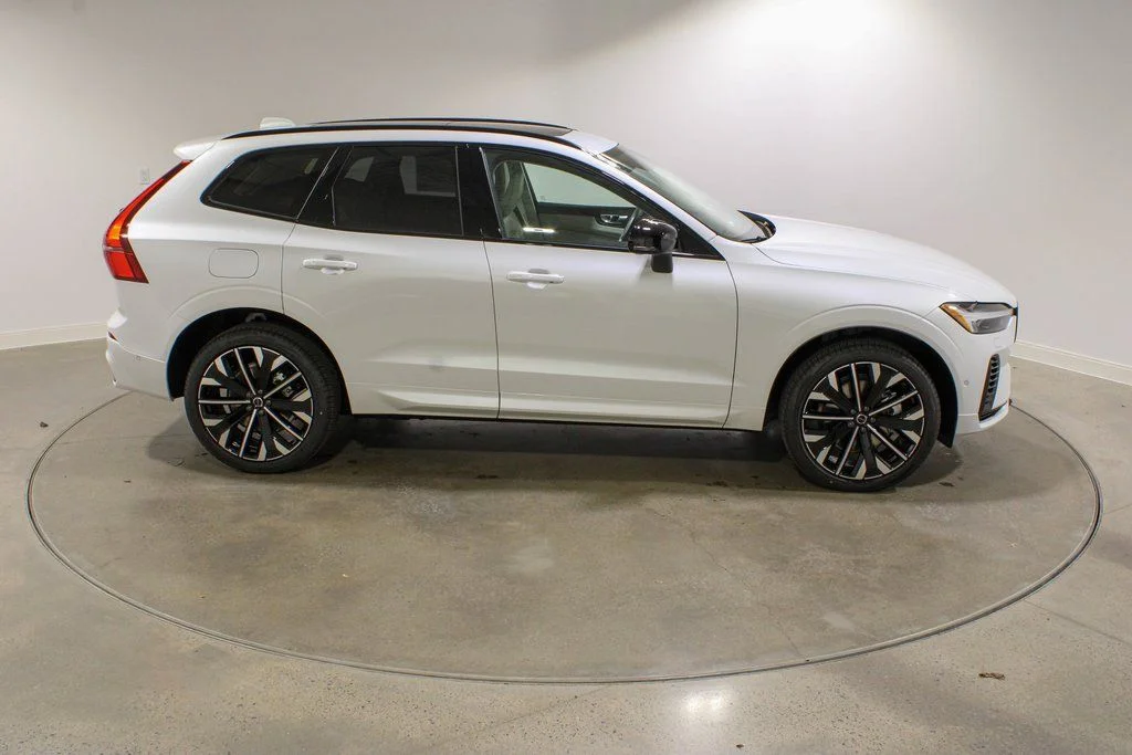 New 2026 Crystal White Volvo T8 Ultra image 6