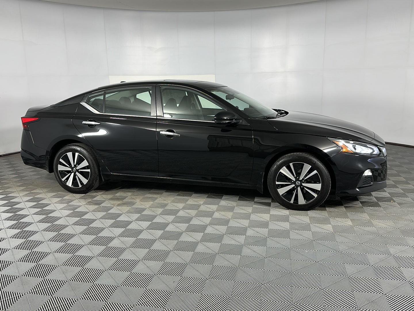 Used 2022 Super Black Nissan 2.5 SV image 5