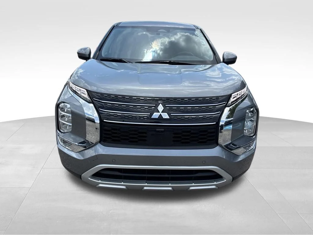 Used 2024 Silver Mitsubishi SE image 8