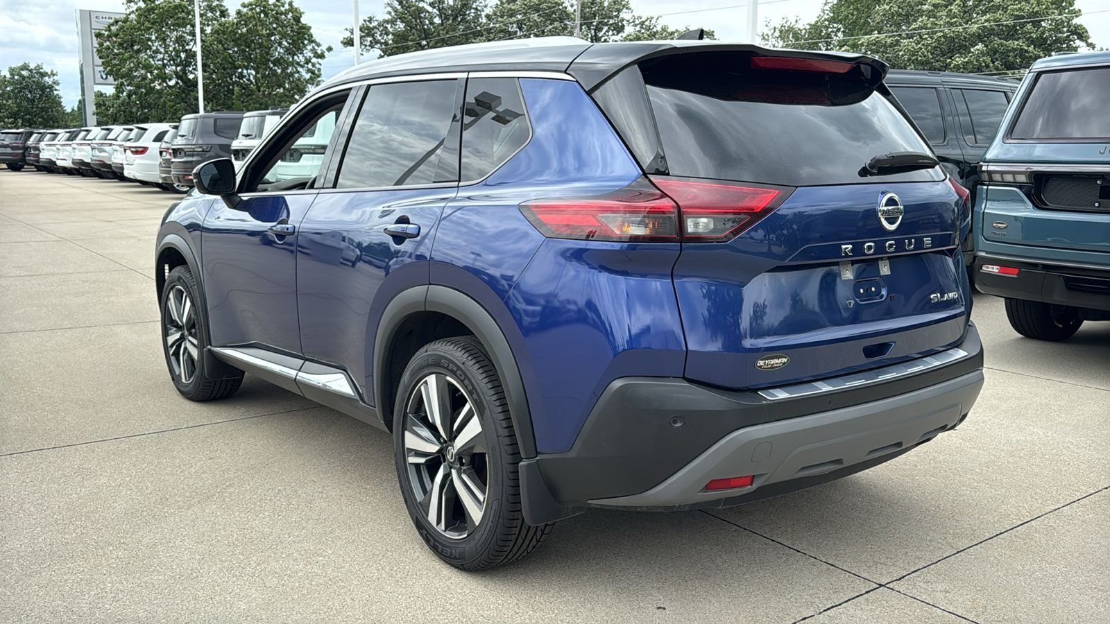 Used 2021 Blue Nissan SL image 8