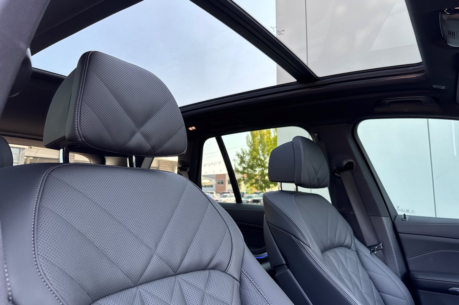 Used 2026 Manhattan Green Metallic BMW xDrive40i image 17