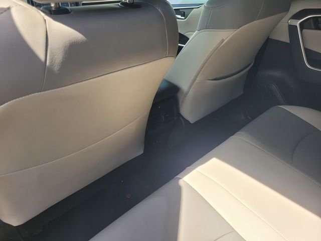 Used 2020  Toyota XLE Premium image 14