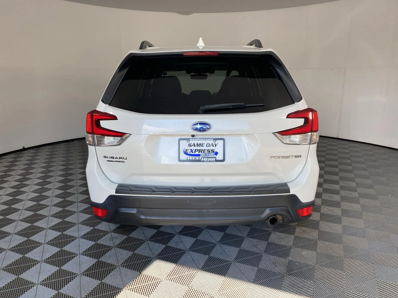 Used 2019 Crystal White Pearl Subaru Limited image 6