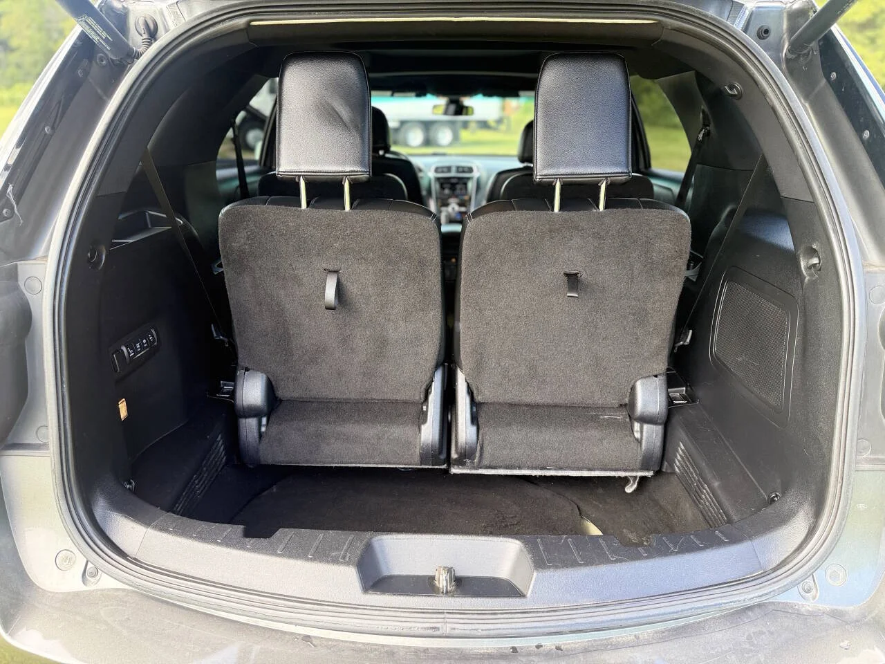 Used 2016 Gray Ford Limited 4dr SUV image 24