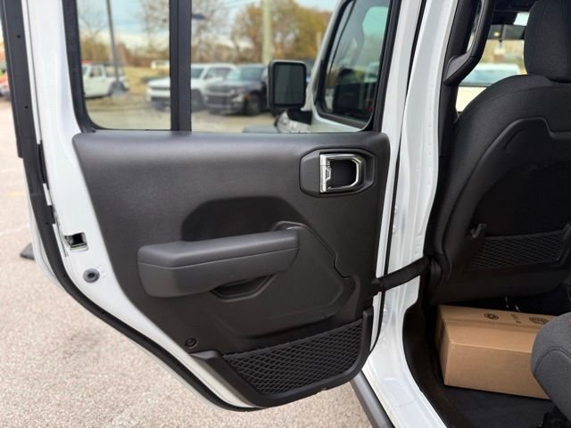 New 2025 Bright White Clear-Coat Exterior Paint Jeep Rubicon image 25