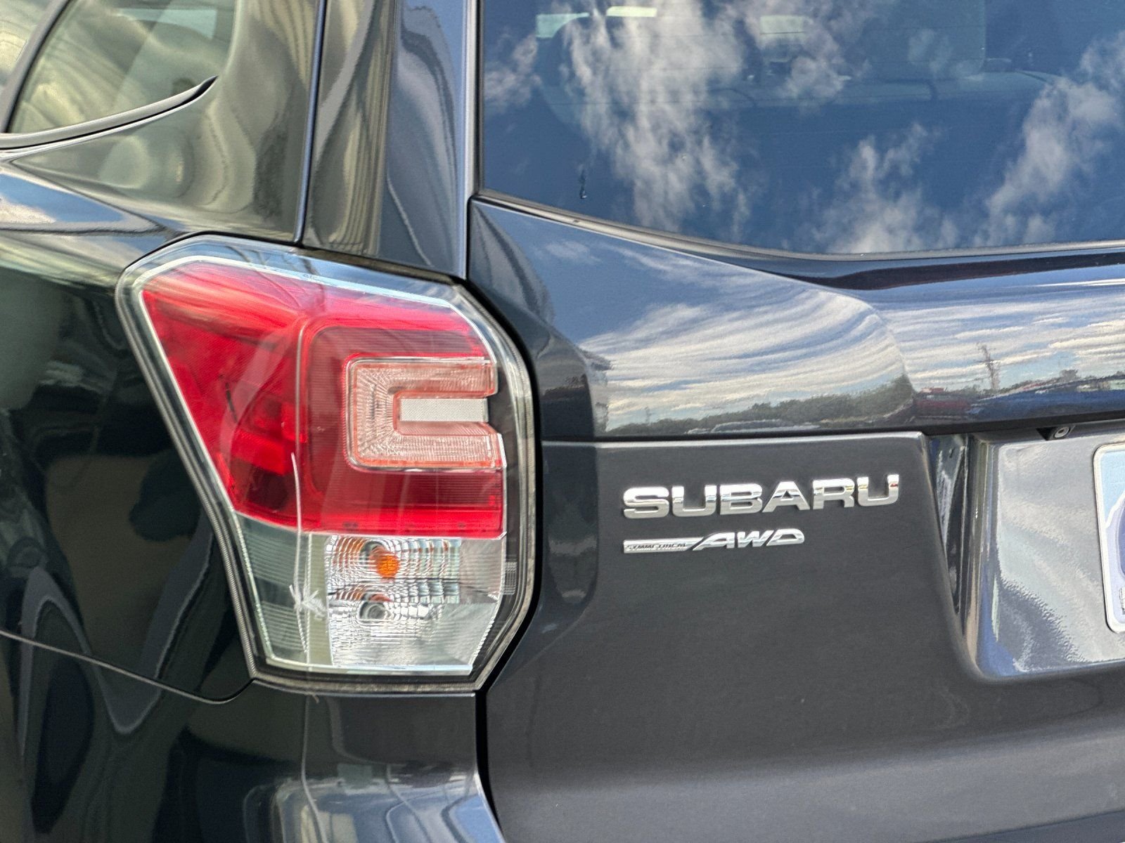 Used 2018 Dark Gray Metallic Subaru 2.5i Premium image 23