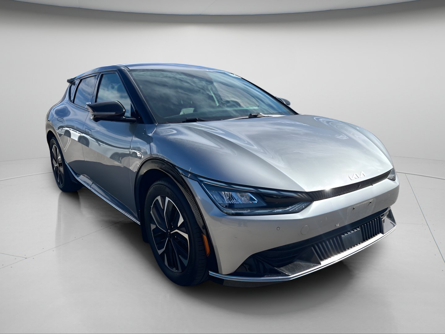 Used 2023 Steel Gray Kia Wind image 3