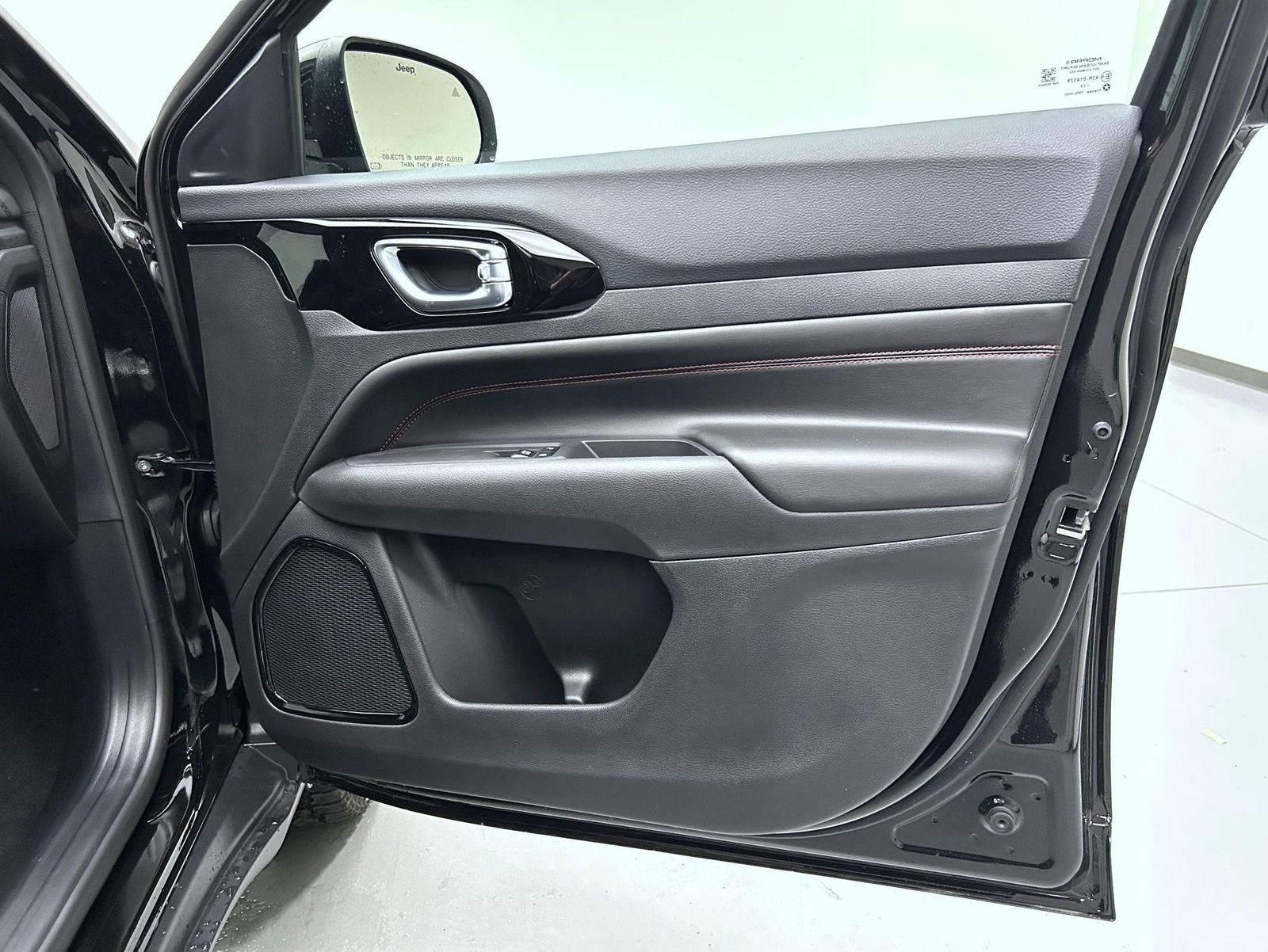 New 2026 Diamond Black Crystal Pearl-Coat Exterior Paint Jeep Trailhawk image 16