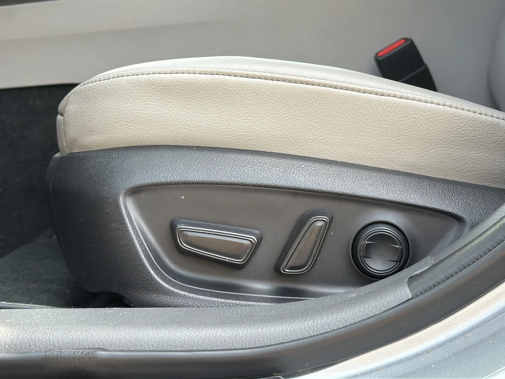 Used 2022 Silver Toyota XLE image 17