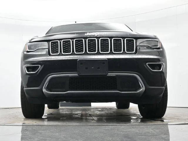 Used 2017 Diamond Black Crystal Pearlcoat Jeep Limited image 10