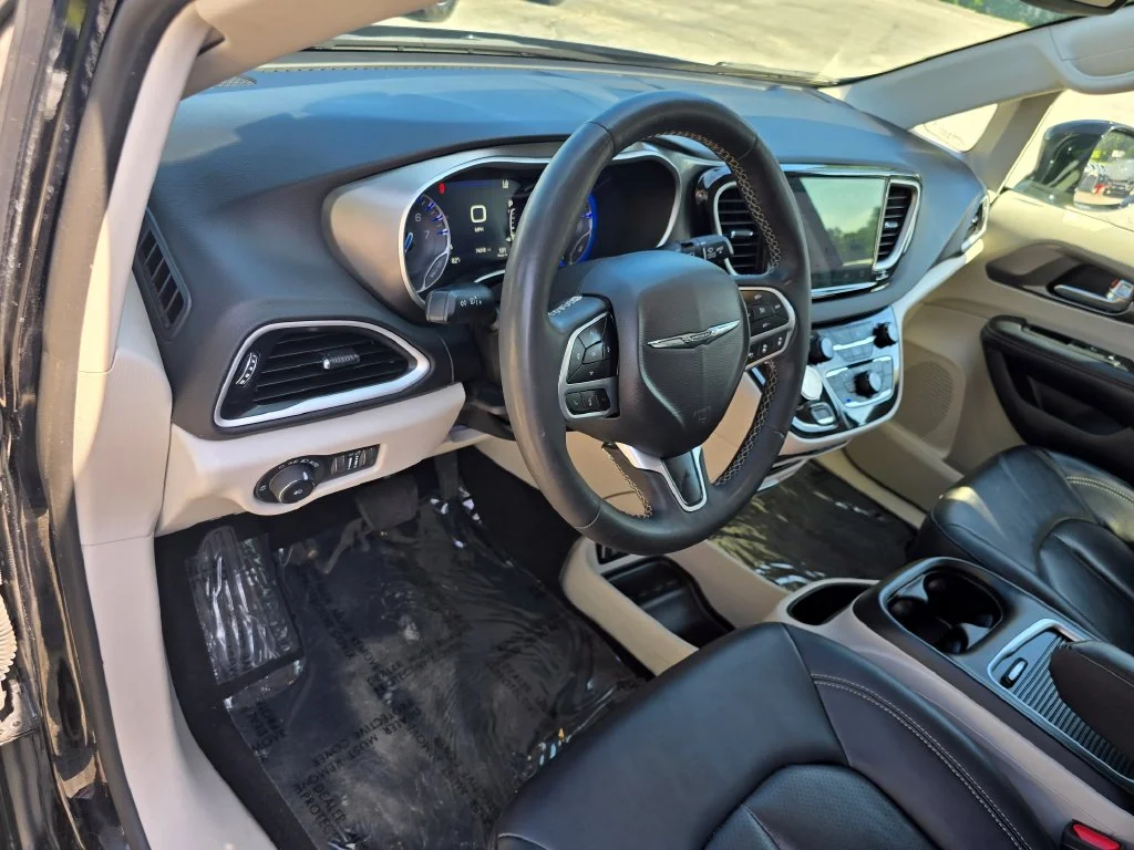 Used 2024 Black Chrysler Touring L image 24
