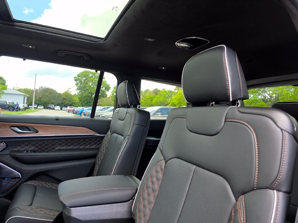 New 2026 Diamond Black Crystal Pearl-Coat Exterior Paint Jeep Summit image 9