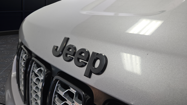 Used 2017 Billet Silver Metallic Clearcoat Jeep Altitude image 39