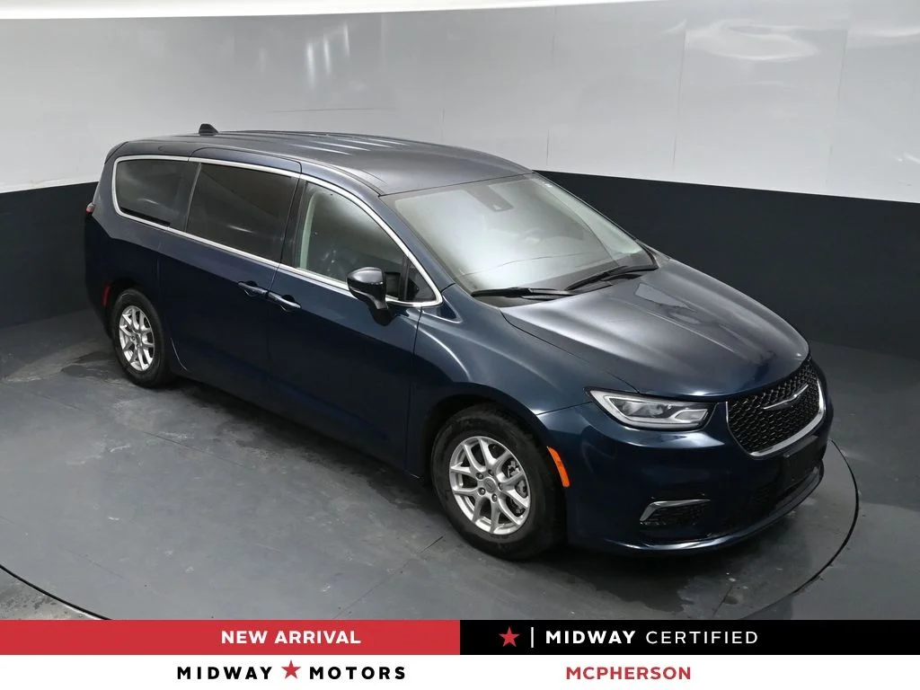 2023 Chrysler Pacifica Touring L's photo