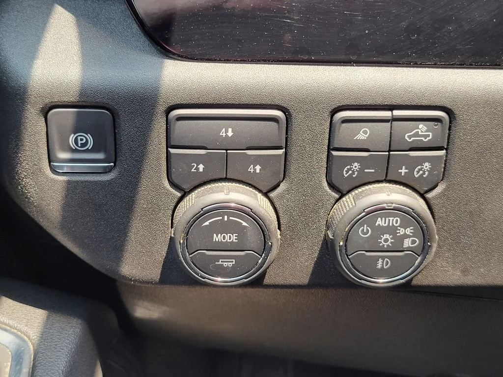 Used 2025 Summit White Chevrolet LT image 27
