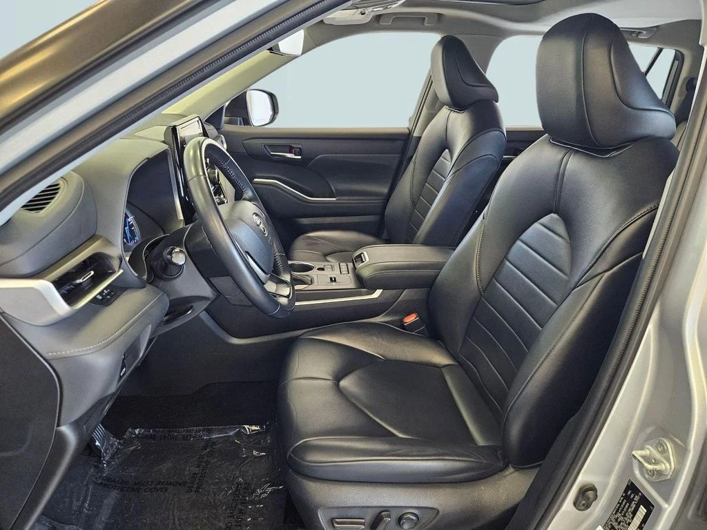 Used 2022 Celestial Silver Metallic Toyota XLE image 23