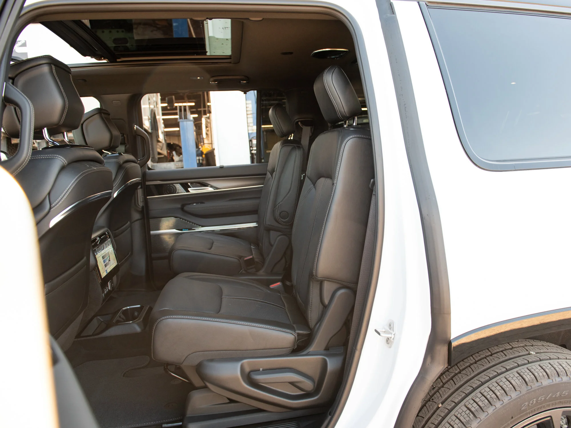 New 2026 White Jeep Summit Obsidian* image 25