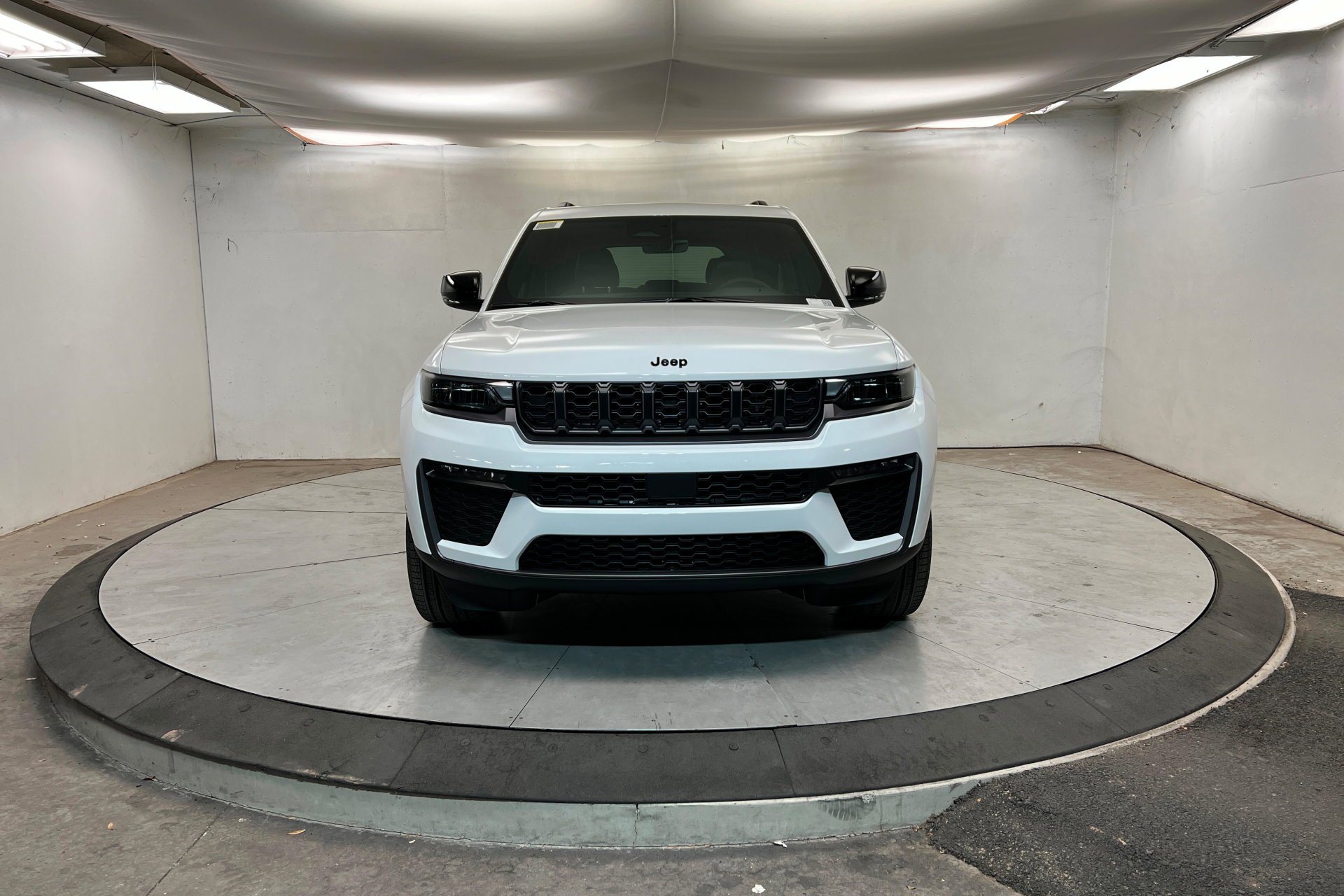 New 2026 Bright White Clear-Coat Exterior Paint Jeep Limited image 9