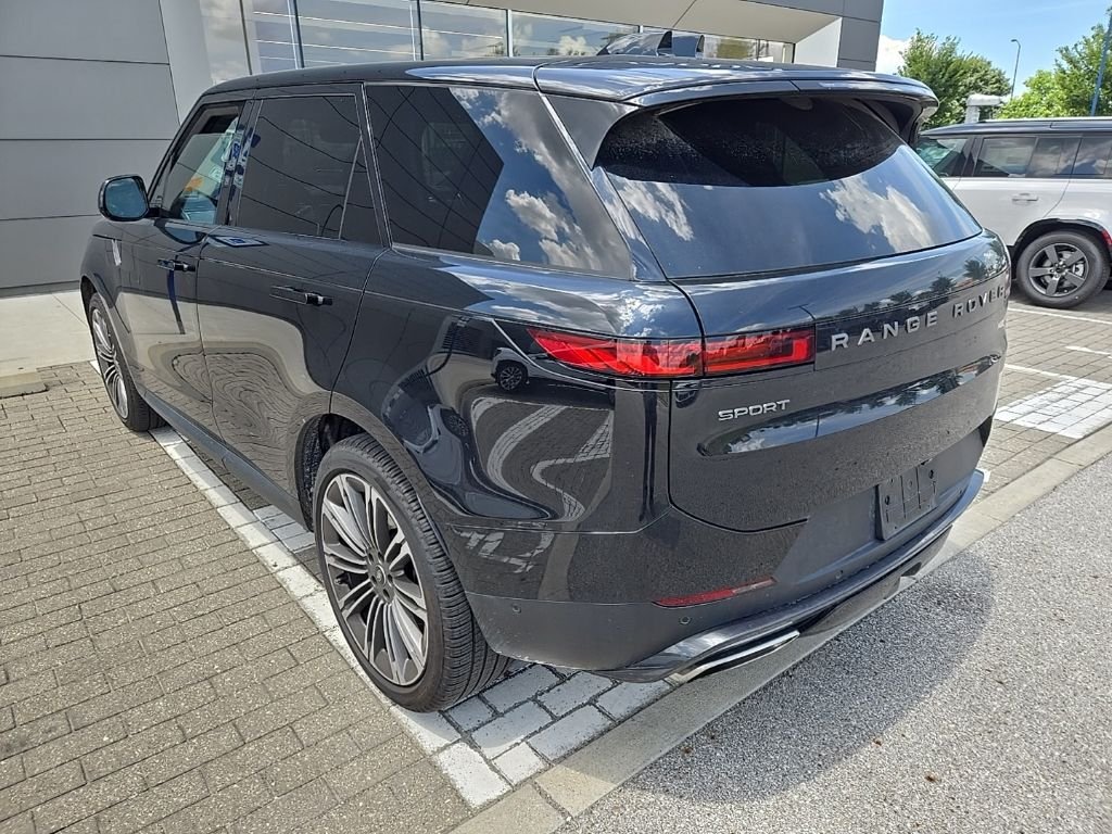 Used 2024 Santorini Black Metallic Land Rover SE image 7