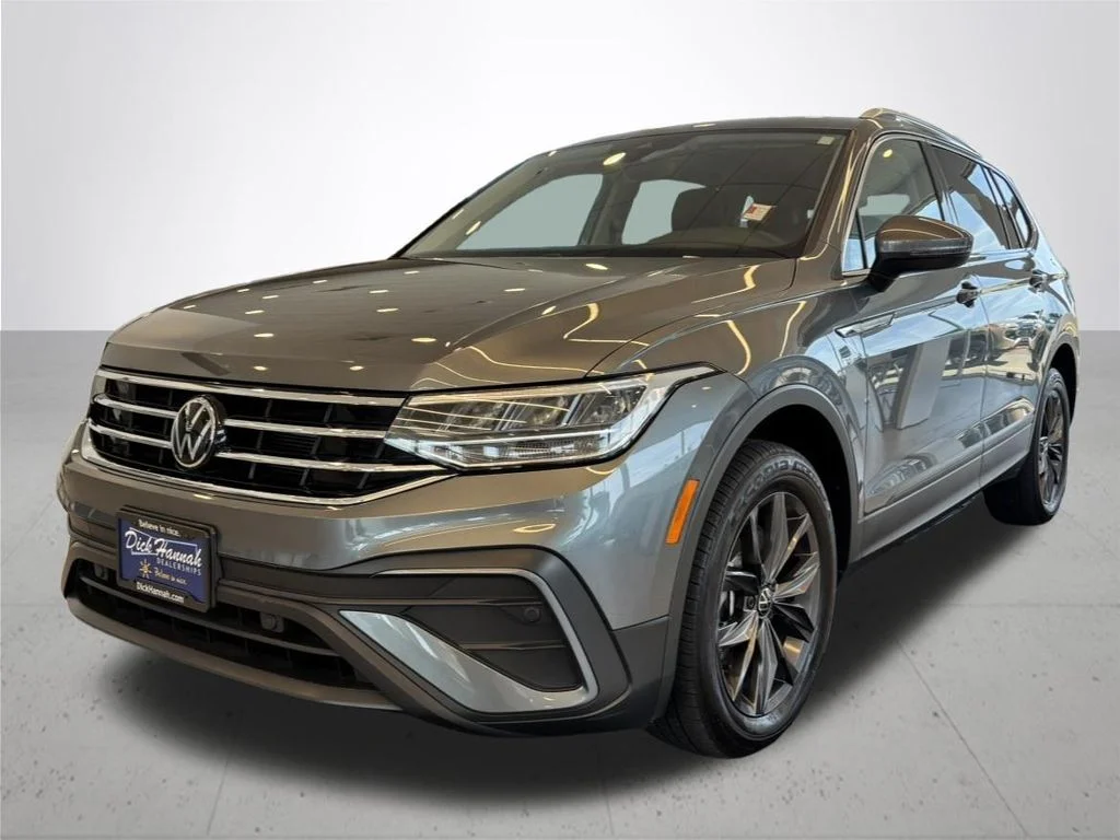 Used 2023  Volkswagen 2.0T SE image 2