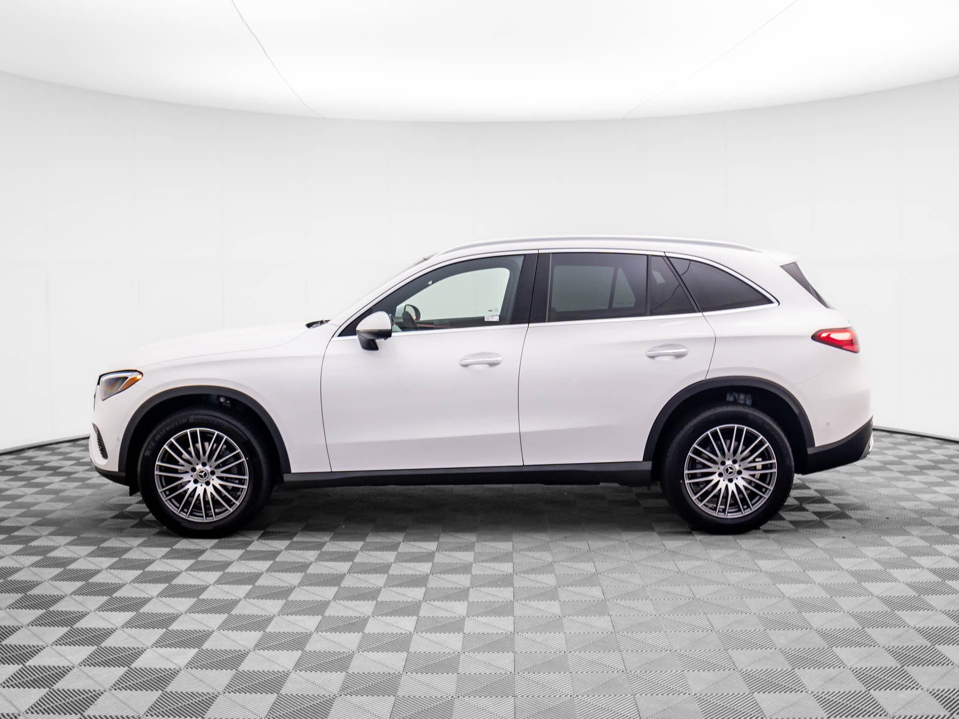New 2026 Polar White Mercedes-Benz GLC 300 image 2
