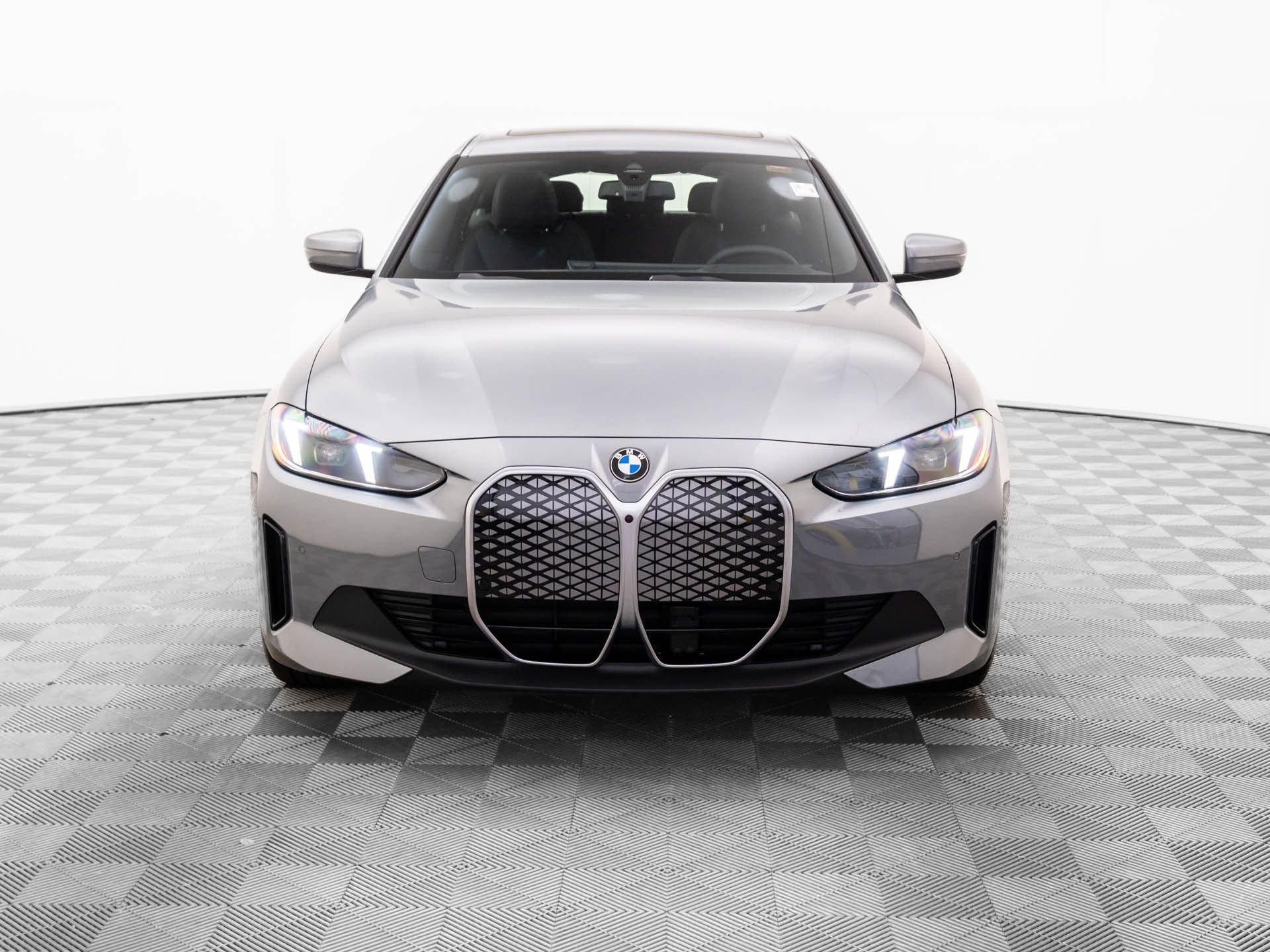 New 2026 Skyscraper Grey Metallic BMW xDrive40 image 9