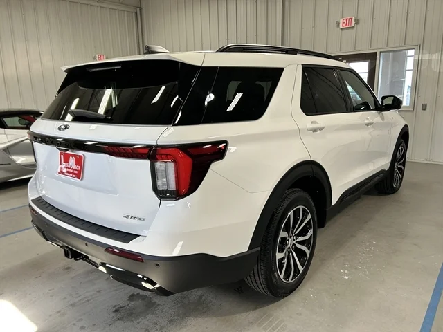New 2026 Star White Metallic Tri-Coat FORD ST-Line image 5