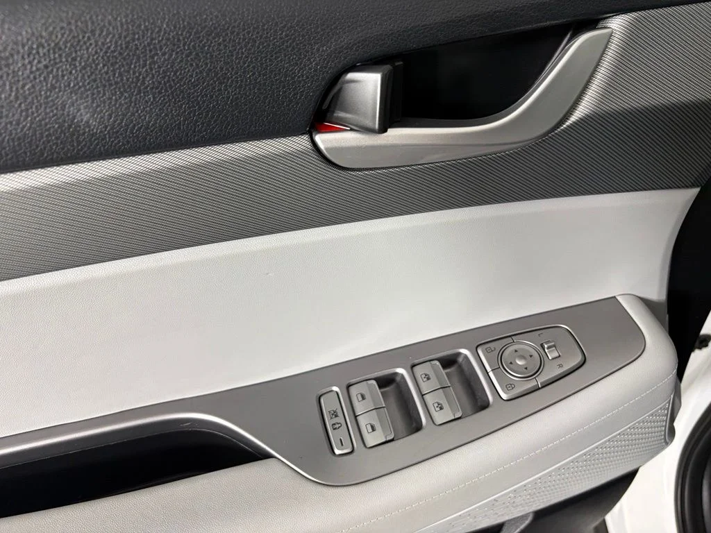 Used 2025 White Hyundai SEL image 21