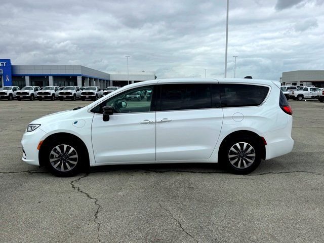 Used 2024 White Chrysler Select image 11