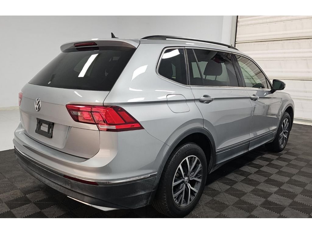 Used 2020 Pyrite Silver Metallic Volkswagen SE image 6