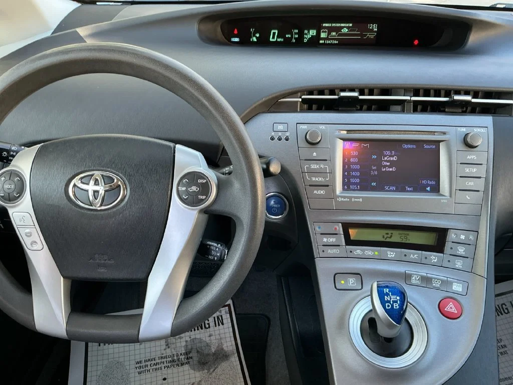 Used 2015 Silver Toyota Three image 23