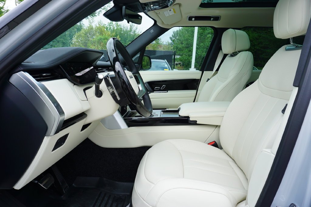 Used 2026 Fuji White Land Rover SE image 12