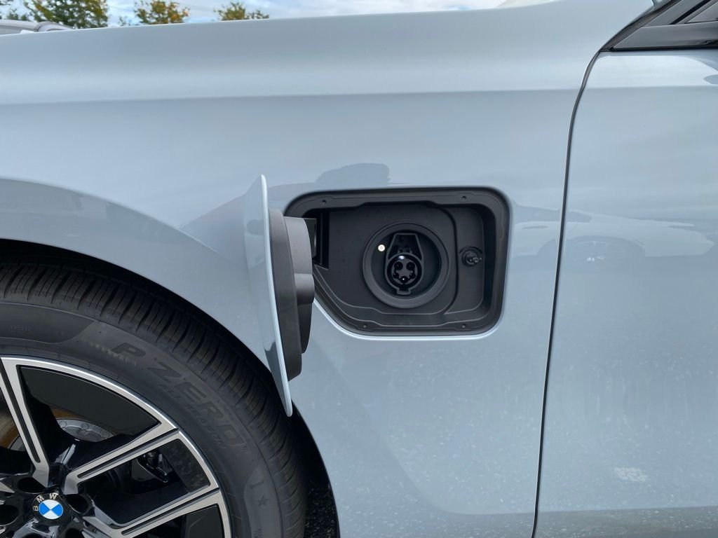 2026 BMW 7 Series 750e - Photo 17