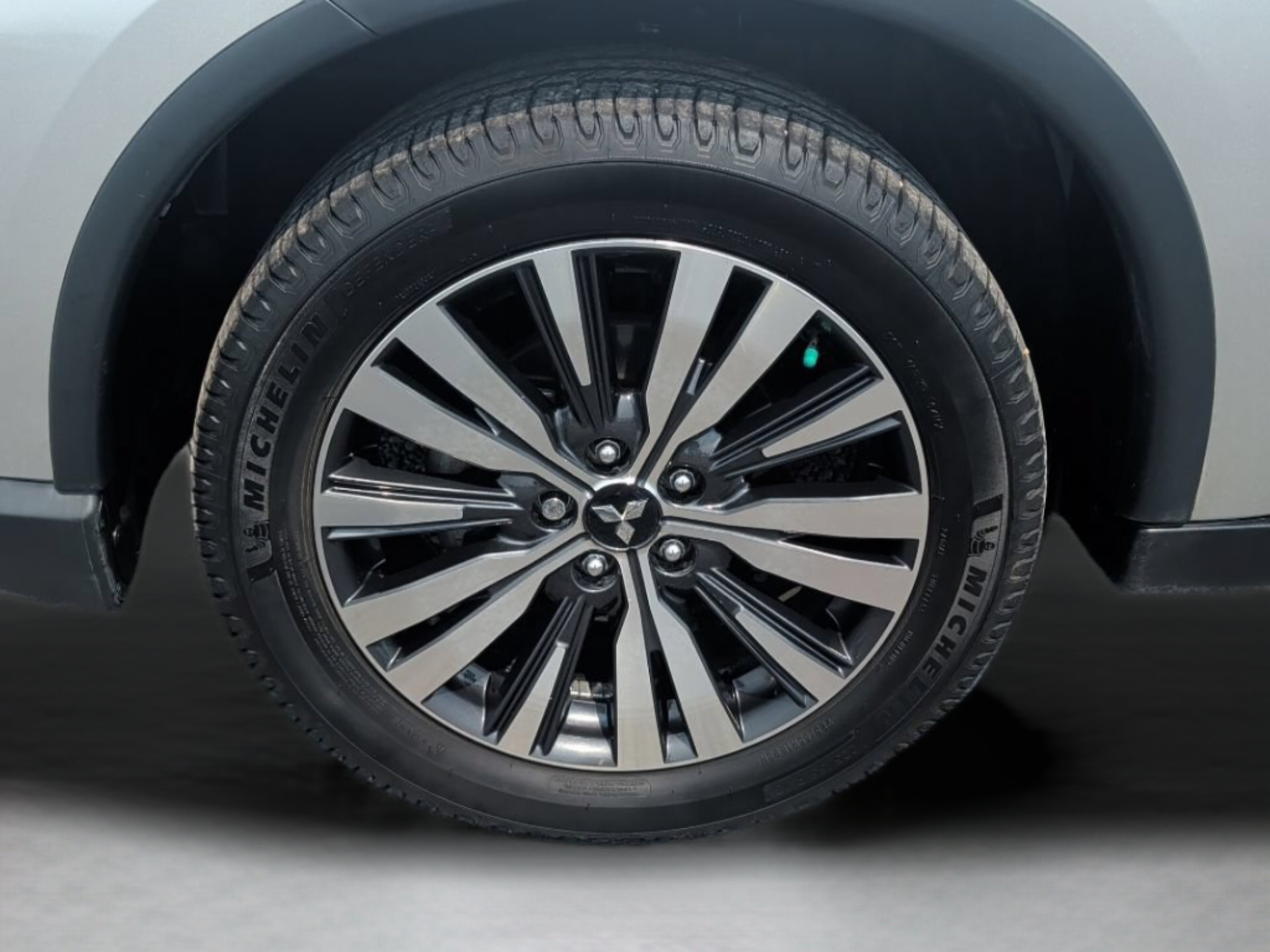 Used 2019 Silver Mitsubishi ES image 35