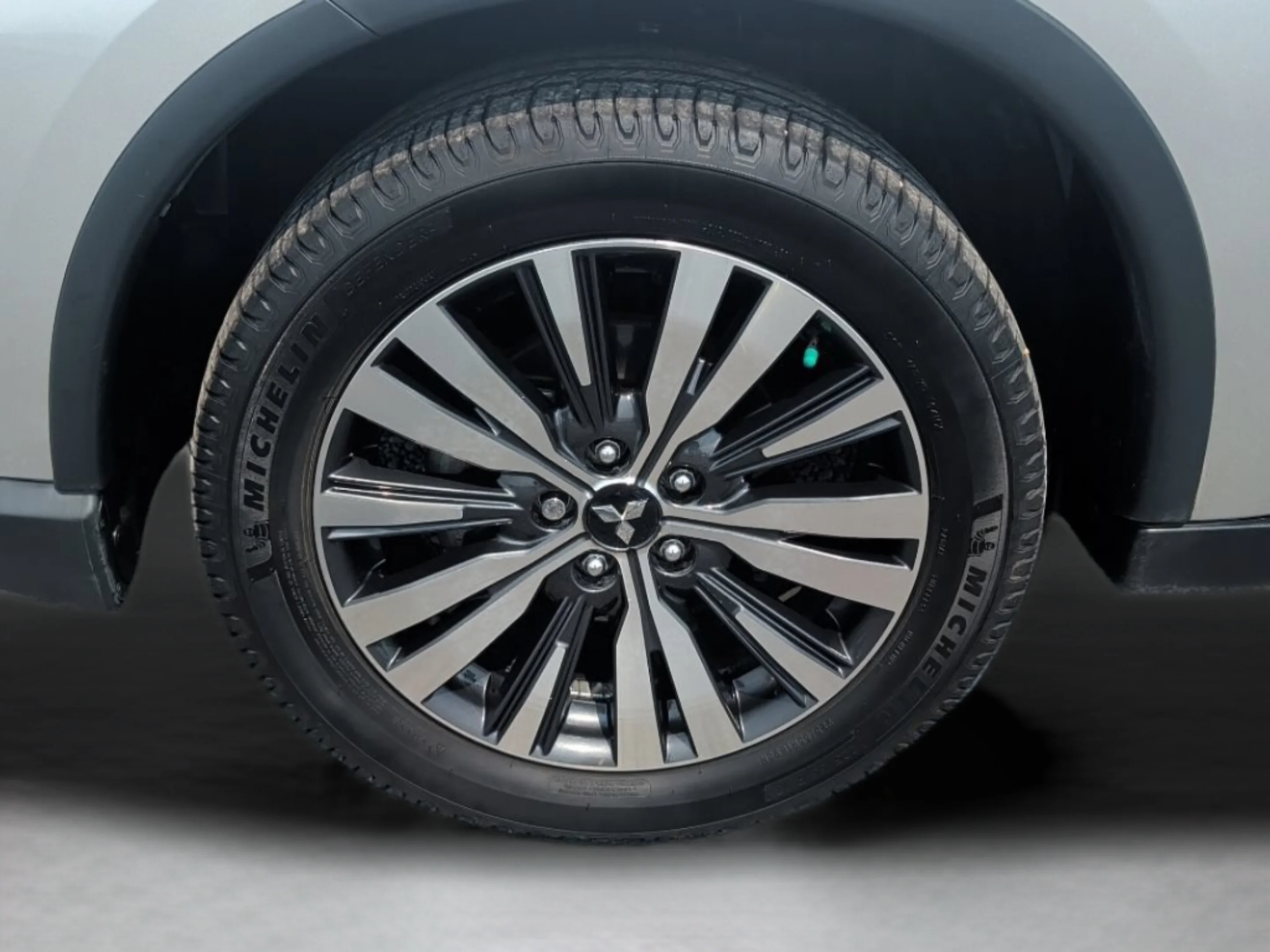 Used 2019 Silver Mitsubishi ES image 35