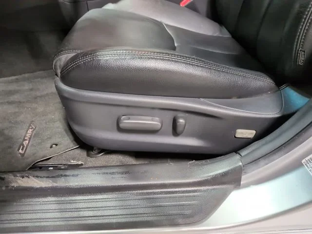 Used 2009 Silver Toyota SE image 14