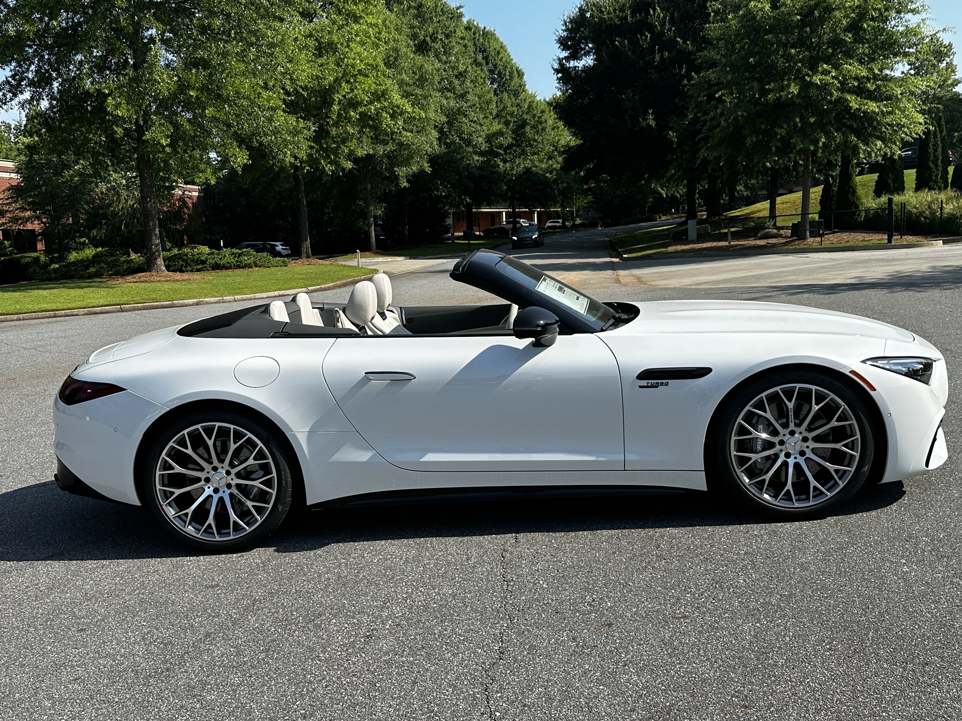 New 2026 MANUFAKTUR Moonlight White Metallic Mercedes-Benz AMG® SL 43 image 9