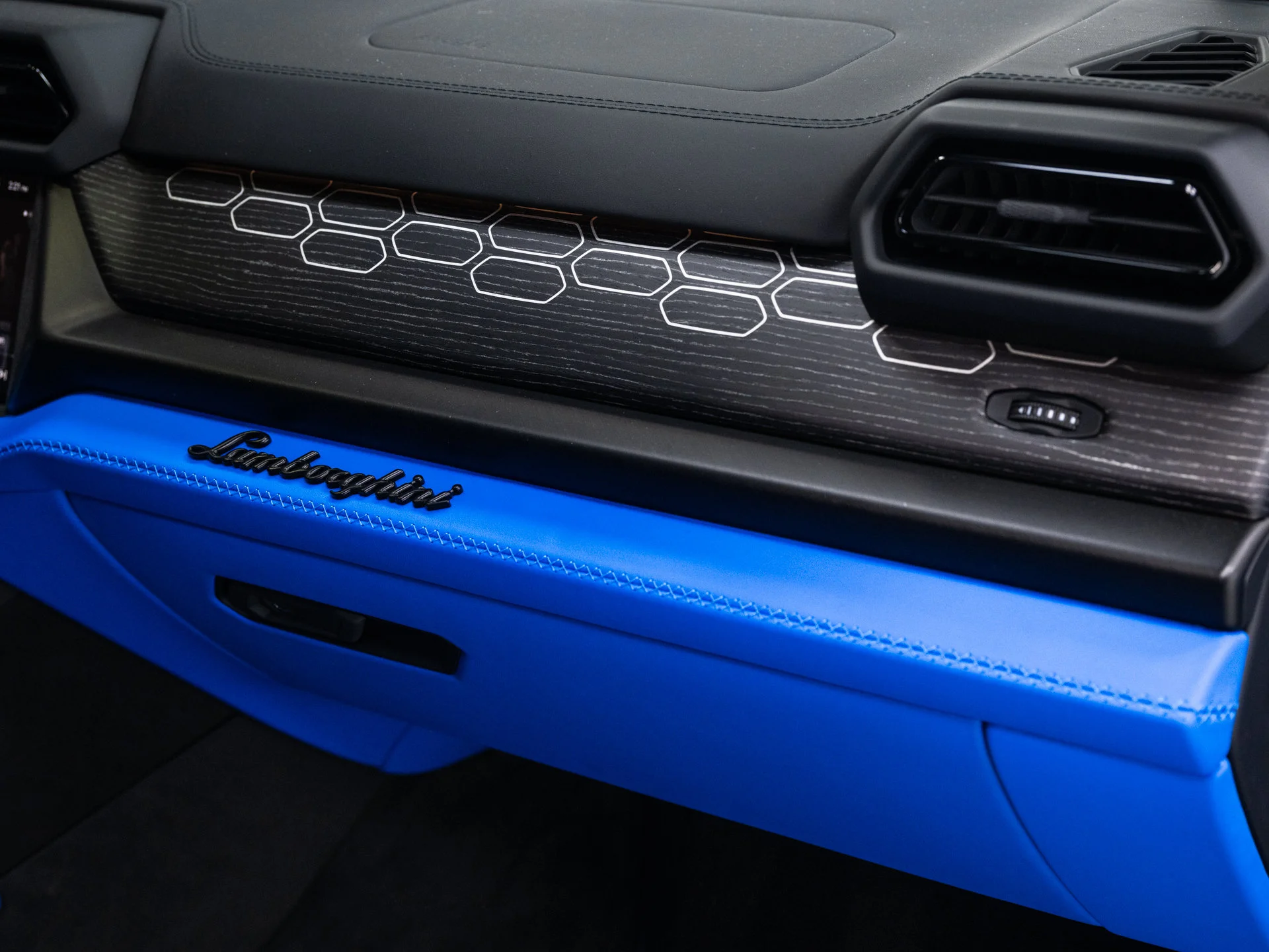 Used 2025 Blu Eleos Metallic Lamborghini SE image 91
