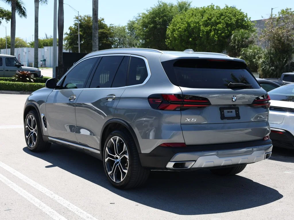 Used 2025 Gray BMW xDrive40i image 4