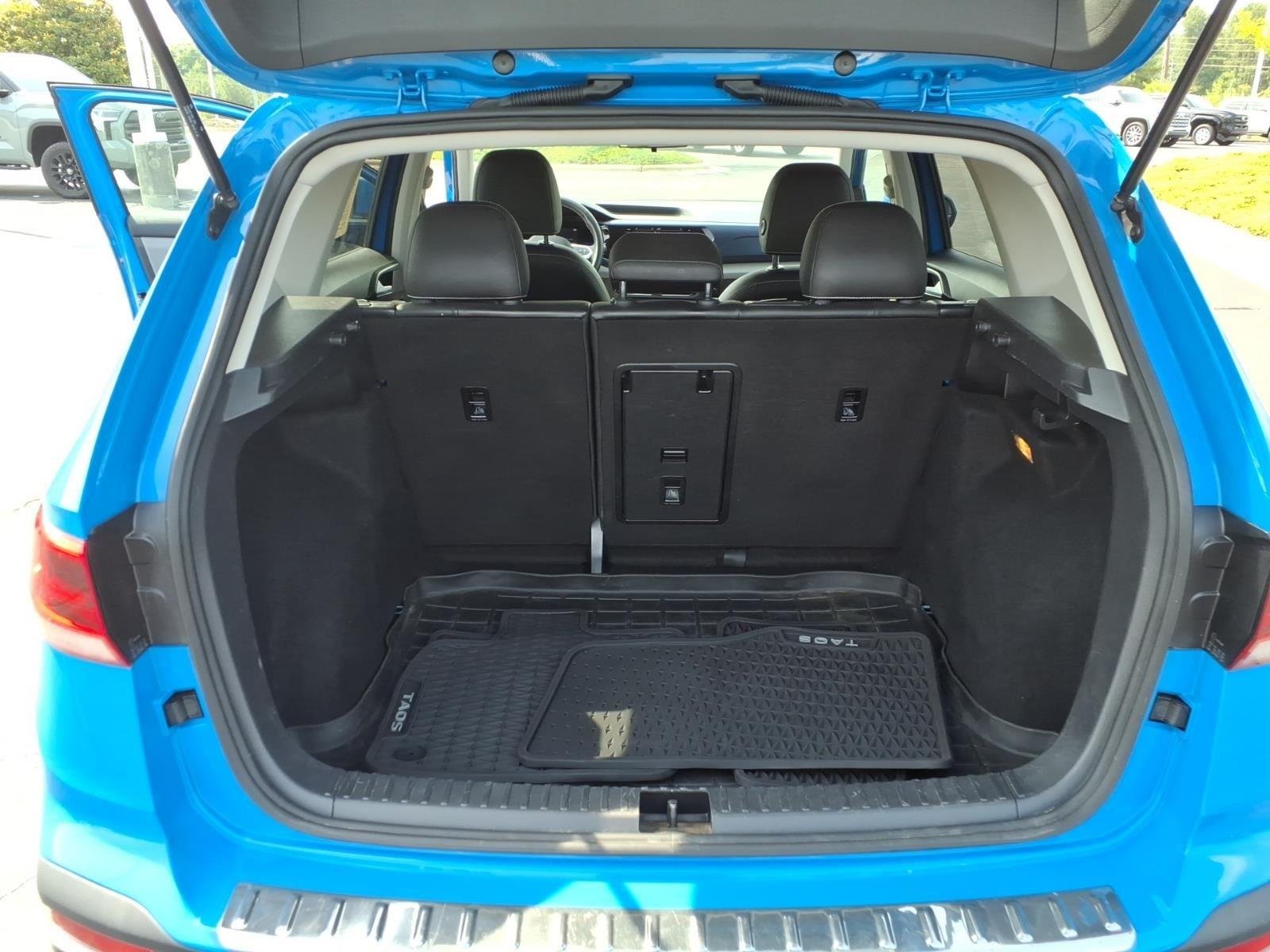 Used 2022 Cornflower Blue Volkswagen SE image 28
