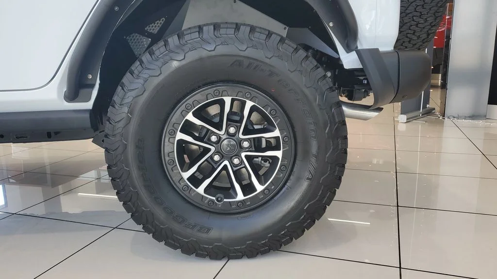New 2026 Bright White Clear-Coat Exterior Paint Jeep Moab 392 image 6